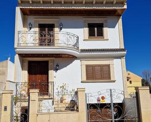 Vista exterior de Casa adosada en venda en Torredonjimeno amb Aire condicionat, Terrassa i Piscina