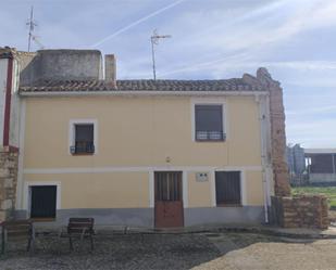 Vista exterior de Casa adosada en venda en Cordovilla la Real amb Calefacció, Jardí privat i Moblat