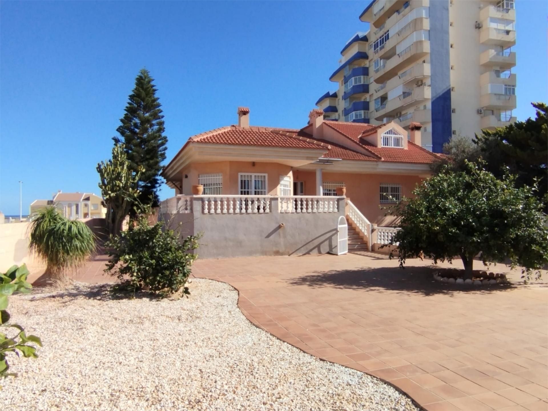 Vista exterior de Casa o xalet en venda en La Manga del Mar Menor amb Terrassa, Piscina i Balcó