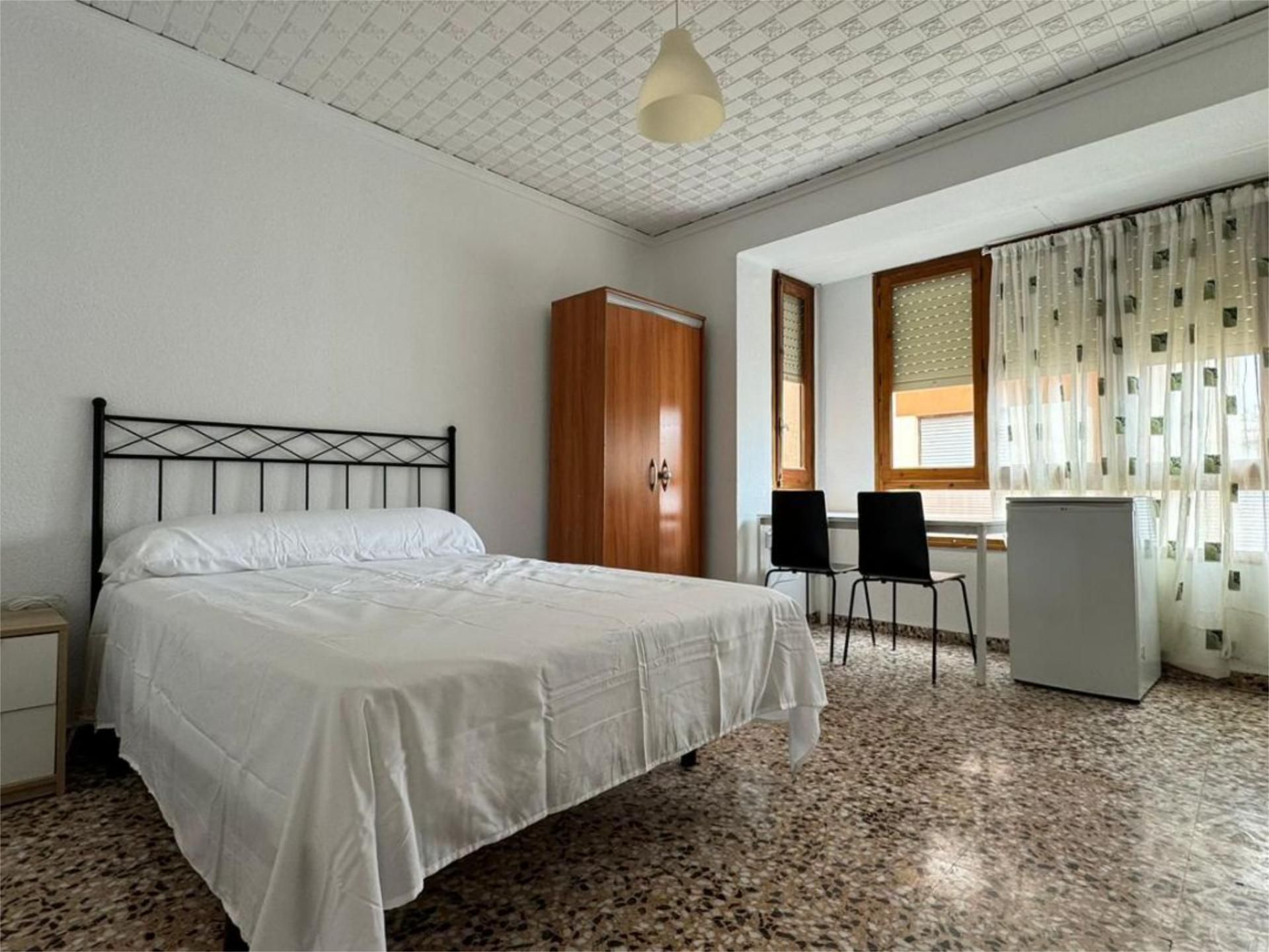 Dormitori de Apartament per a compartir en Onda amb Traster i Moblat
