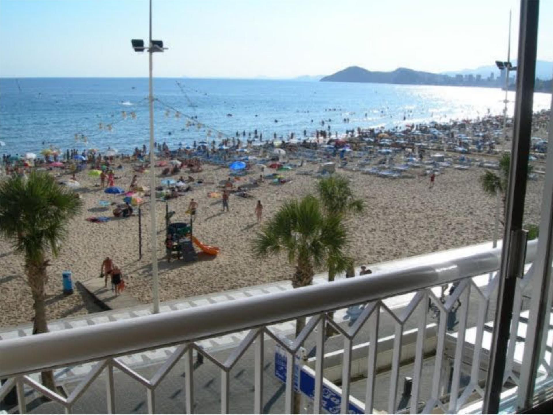 Dormitori de Pis de lloguer en Benidorm amb Aire condicionat, Calefacció i Jardí privat