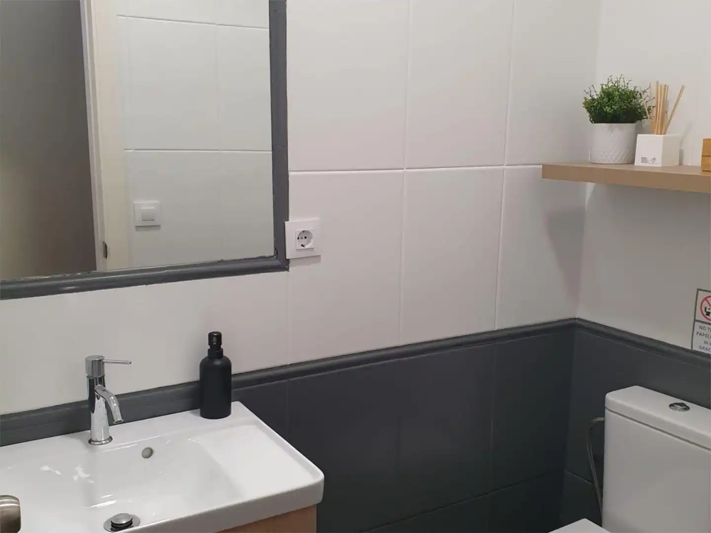 Bathroom of Commercial properties for rent in Sevilla  with Air Conditioner and Heating