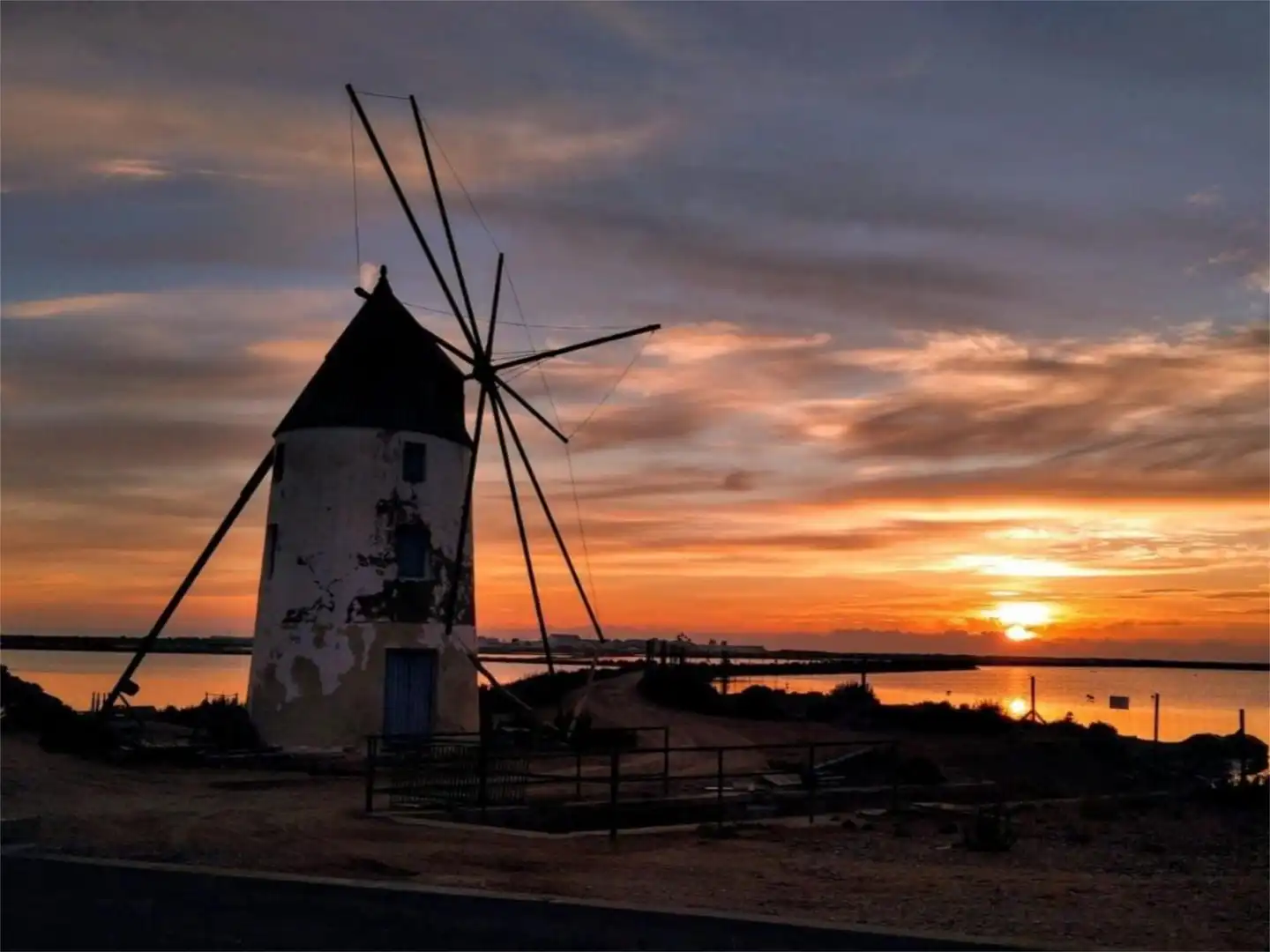 Vista exterior de Casa adosada en venta en San Pedro del Pinatar con Terraza y Piscina