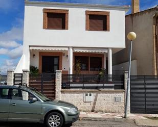 Exterior view of Single-family semi-detached for sale in Mengíbar  with Air Conditioner, Terrace and Swimming Pool