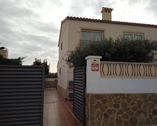 Vista exterior de Casa adosada en venda en Mont-roig del Camp amb Aire condicionat i Piscina