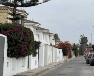 Vista exterior de Casa o xalet en venda en Chiclana de la Frontera amb Terrassa i Traster