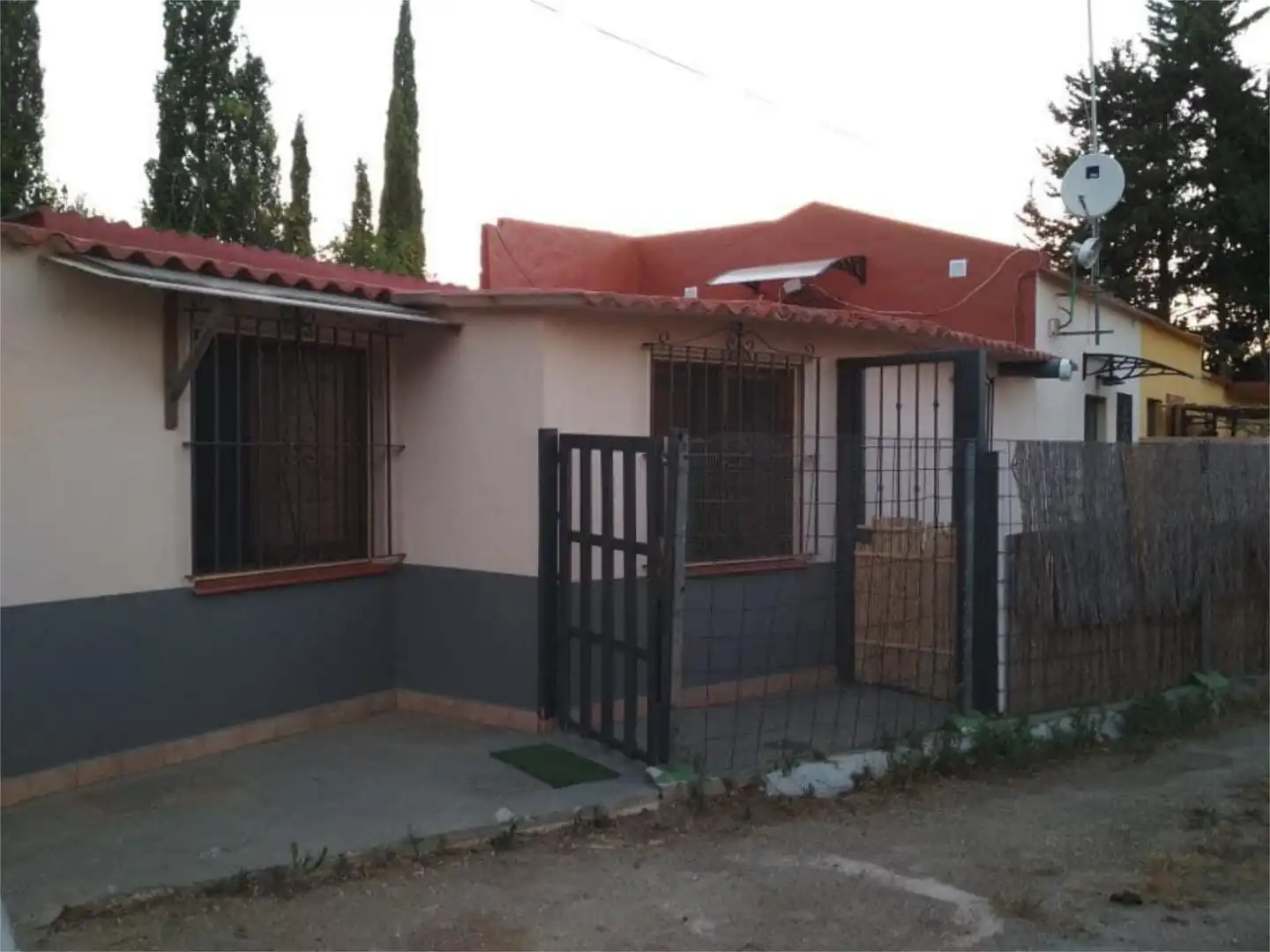 Casa o xalet en venda a Conjunto el Romeral, El Romeral - Peñón de Zapata Vista exterior de Casa o xalet en venda en Alhaurín de la Torre amb Aire condicionat, Calefacció i Jardí privat