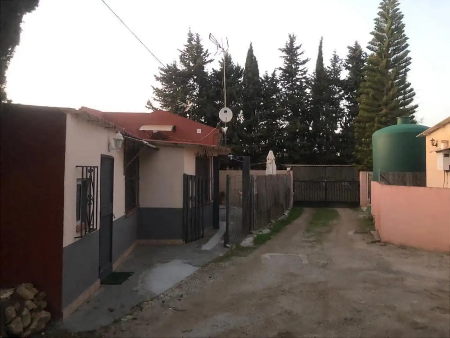 Casa o xalet en venda a Conjunto el Romeral, El Romeral - Peñón de Zapata Vista exterior de Casa o xalet en venda en Alhaurín de la Torre amb Aire condicionat, Calefacció i Jardí privat