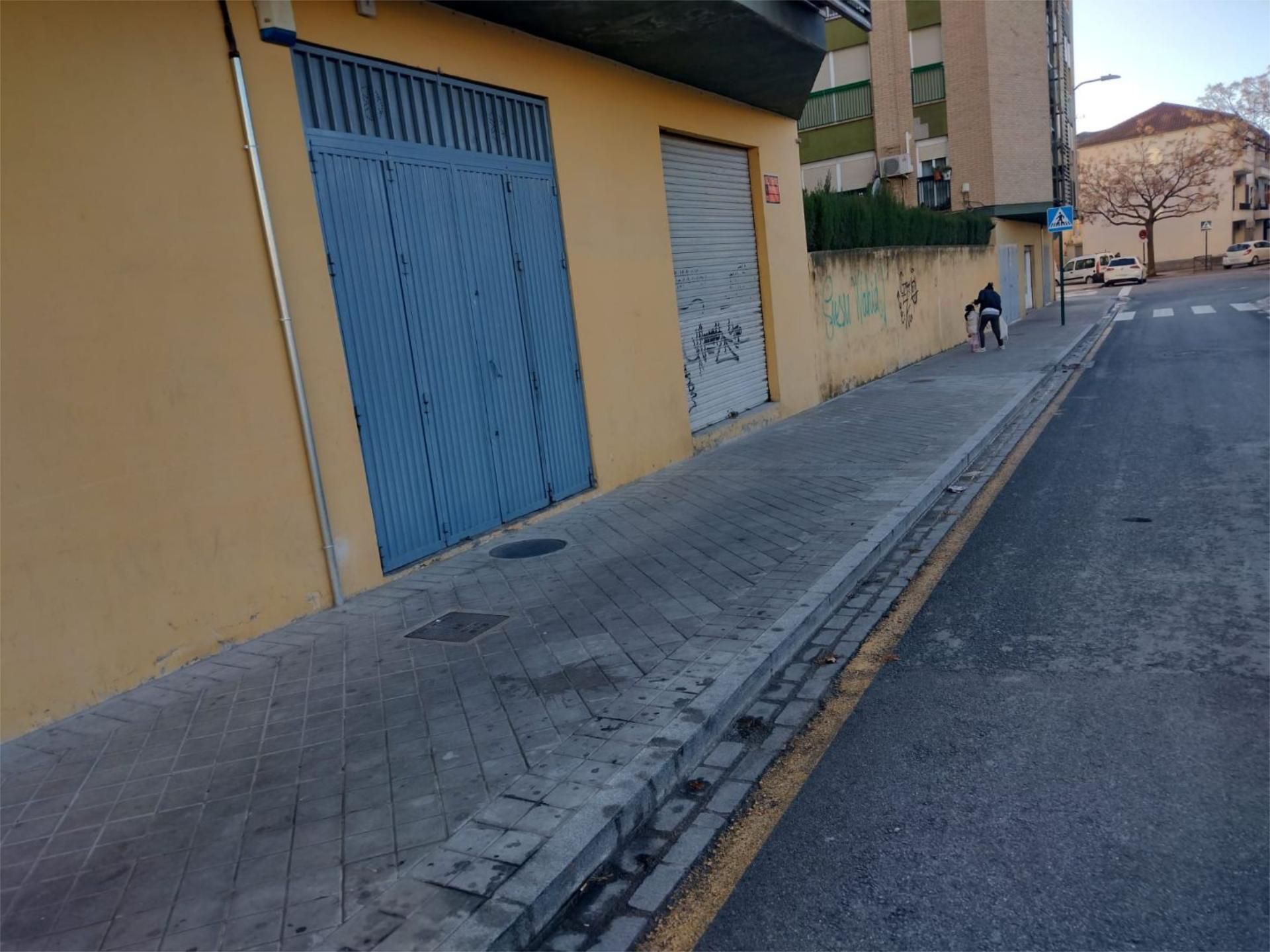 Vista exterior de Local en venta en  Granada Capital