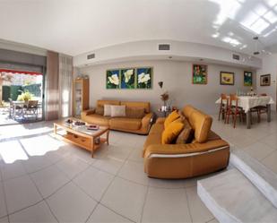 Sala d'estar de Casa adosada en venda en Parets del Vallès amb Aire condicionat i Terrassa