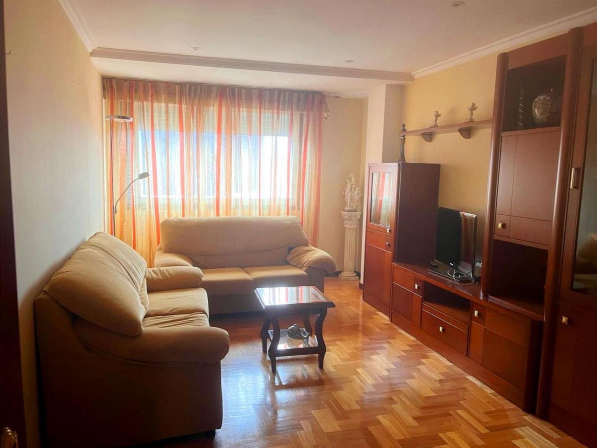 Sala d'estar de Pis de lloguer en Ourense Capital  amb Calefacció, Parquet i Aparcament comunitari