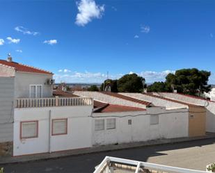 Vista exterior de Casa adosada en venda en Guardamar del Segura amb Aire condicionat, Terrassa i Piscina