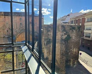 Vista exterior de Pis en venda en León Capital  amb Aire condicionat, Terrassa i Balcó