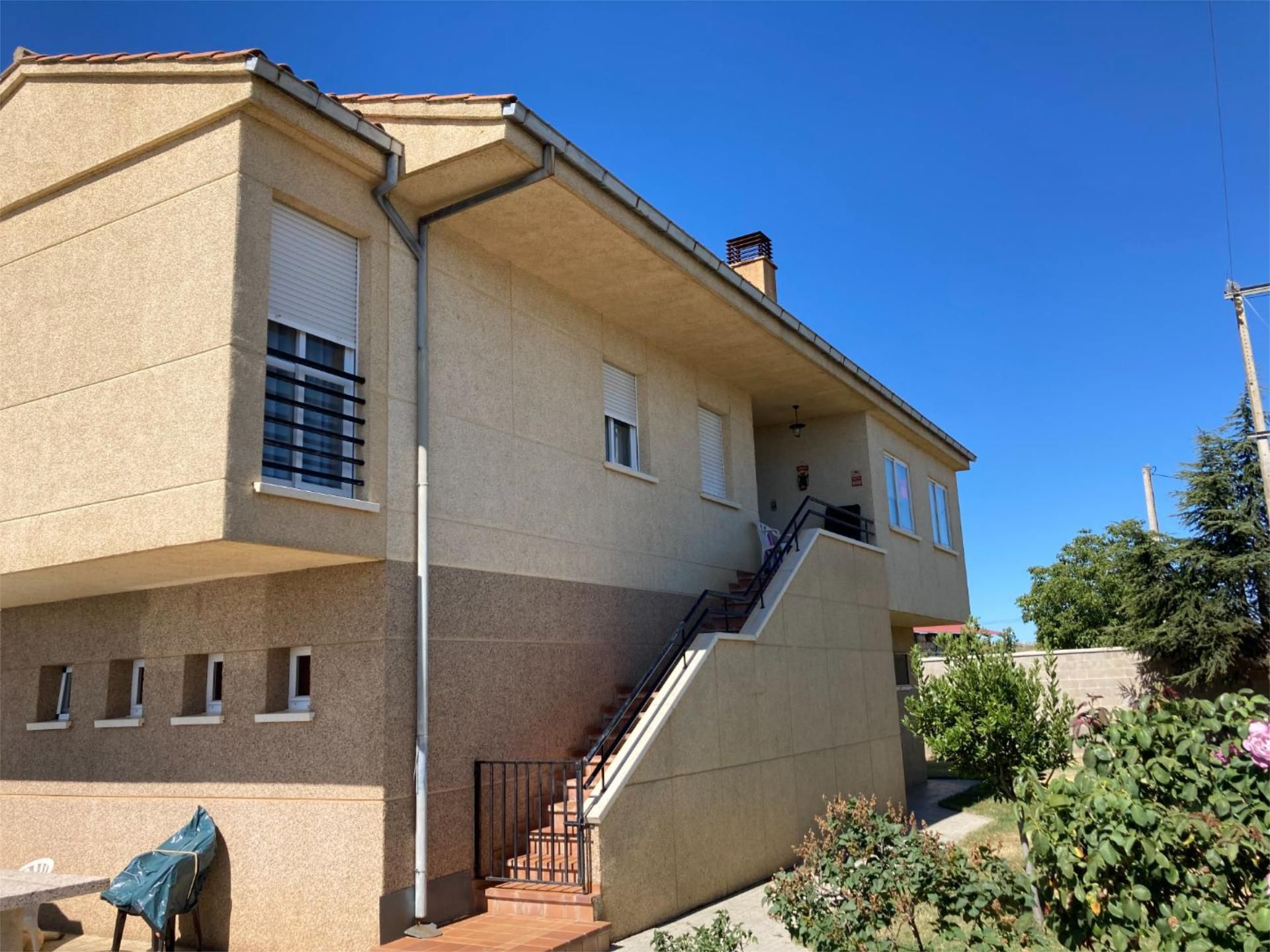 Vista exterior de Casa o xalet en venda en Monfarracinos amb Calefacció, Jardí privat i Terrassa