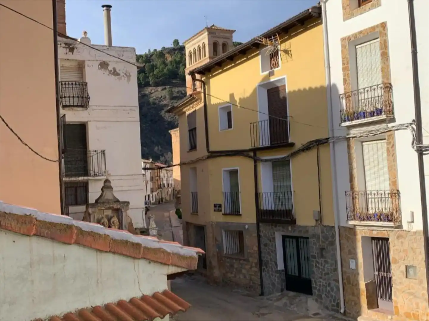 Vista exterior de Casa adosada en venta en Torrijo de la Cañada con Terraza, Trastero y Amueblado