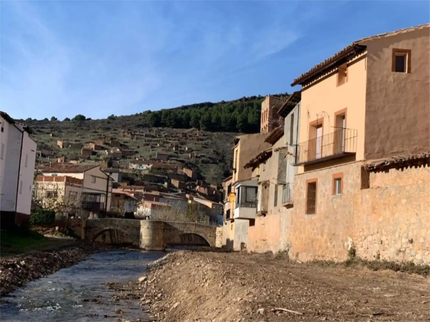 Vista exterior de Casa adosada en venta en Torrijo de la Cañada con Terraza, Trastero y Amueblado