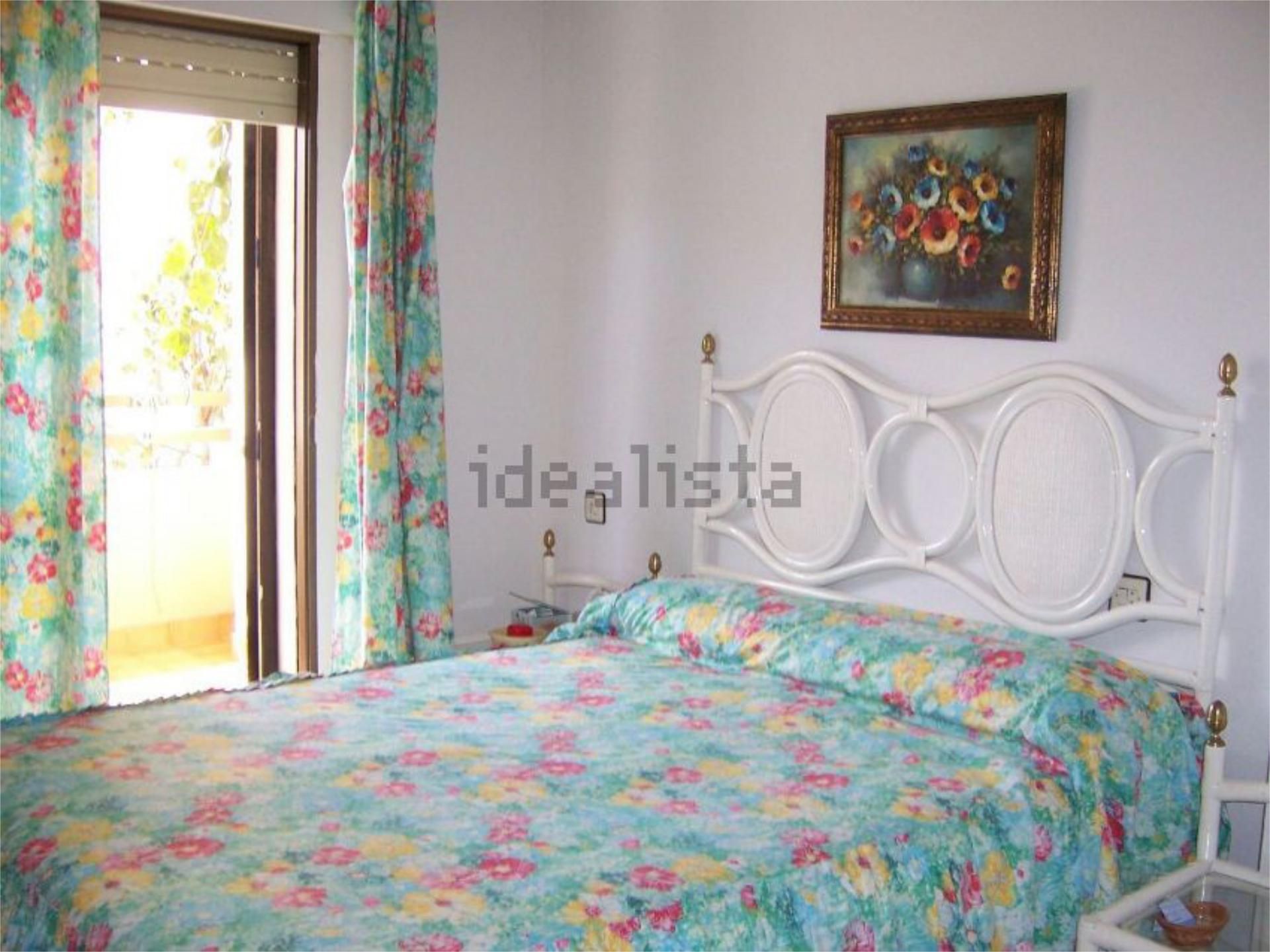 Dormitori de Casa adosada de lloguer en Salobreña amb Aire condicionat, Jardí privat i Terrassa
