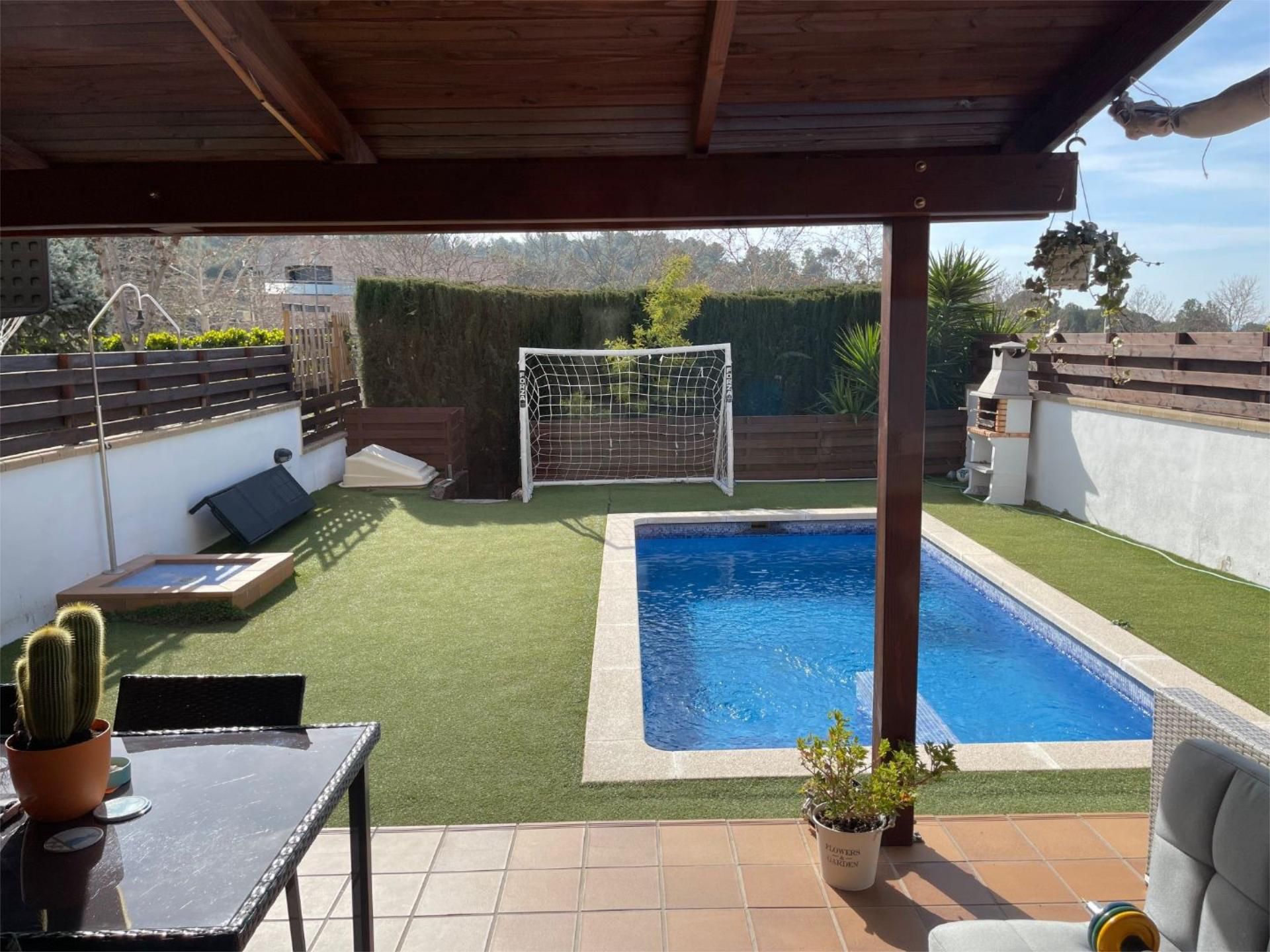 Piscina de Casa adosada en venda en Castellar del Vallès amb Aire condicionat, Calefacció i Jardí privat