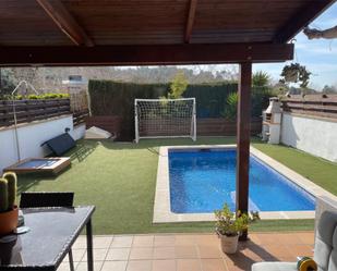 Piscina de Casa adosada en venda en Castellar del Vallès amb Aire condicionat, Terrassa i Piscina