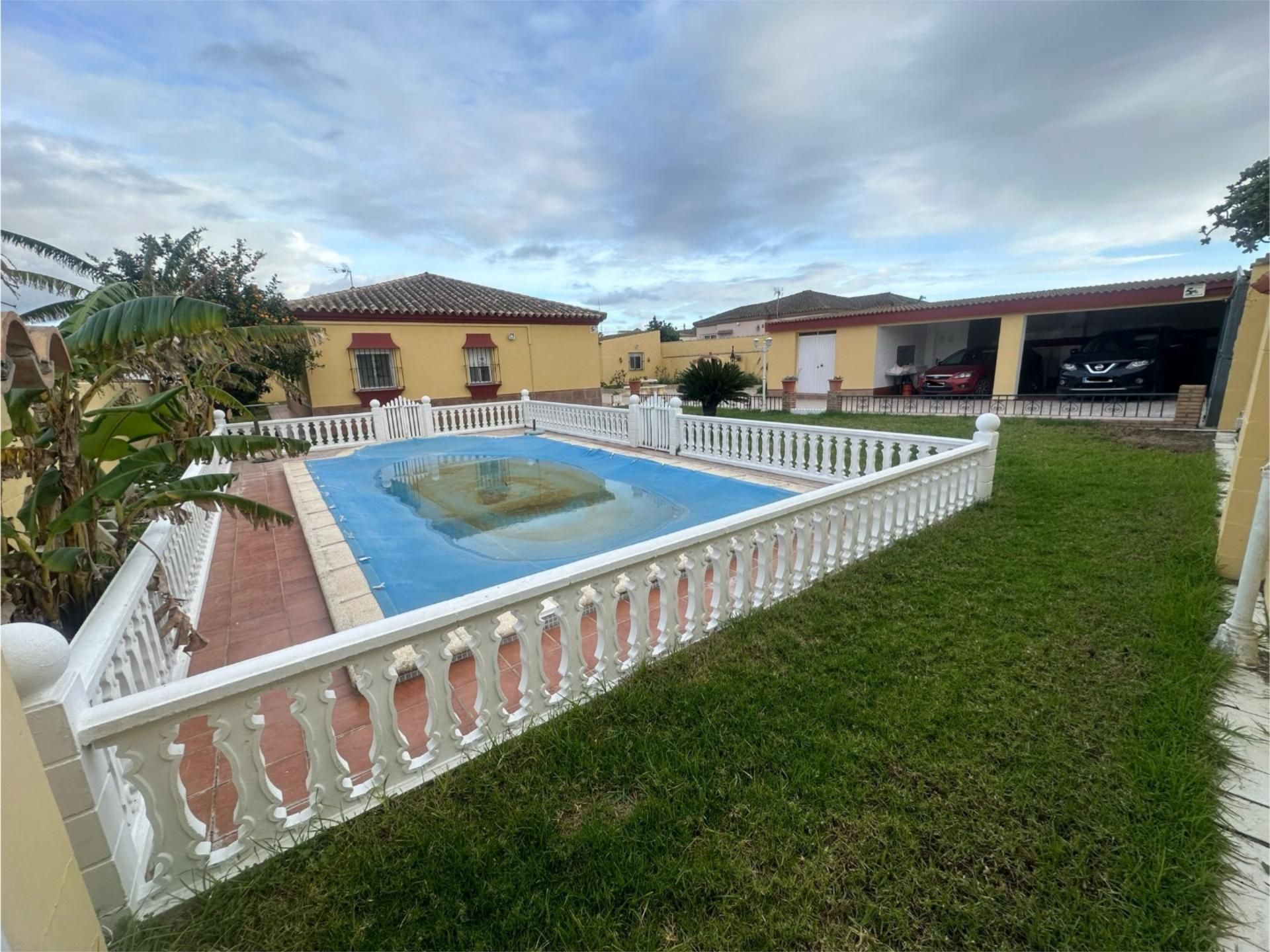 Vista exterior de Casa o xalet en venda en Chiclana de la Frontera amb Aire condicionat, Jardí privat i Terrassa