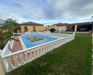 Vista exterior de Casa o xalet en venda en Chiclana de la Frontera amb Aire condicionat, Jardí privat i Terrassa