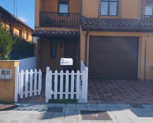 Exterior view of House or chalet for sale in Valverde de la Virgen  with Terrace and Balcony