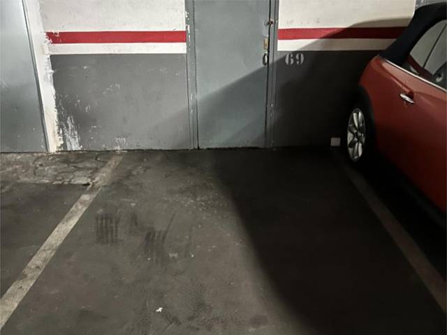 Garaje en Alquiler en Carrer de Llorens i Barba, 5 en El Baix Guinardó