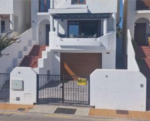 Vista exterior de Casa o xalet en venda en Manilva amb Aire condicionat, Terrassa i Balcó