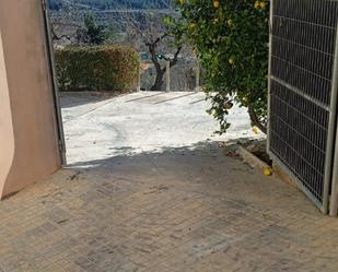 Außenansicht von Einfamilien-Reihenhaus zum verkauf in Benimassot mit Terrasse