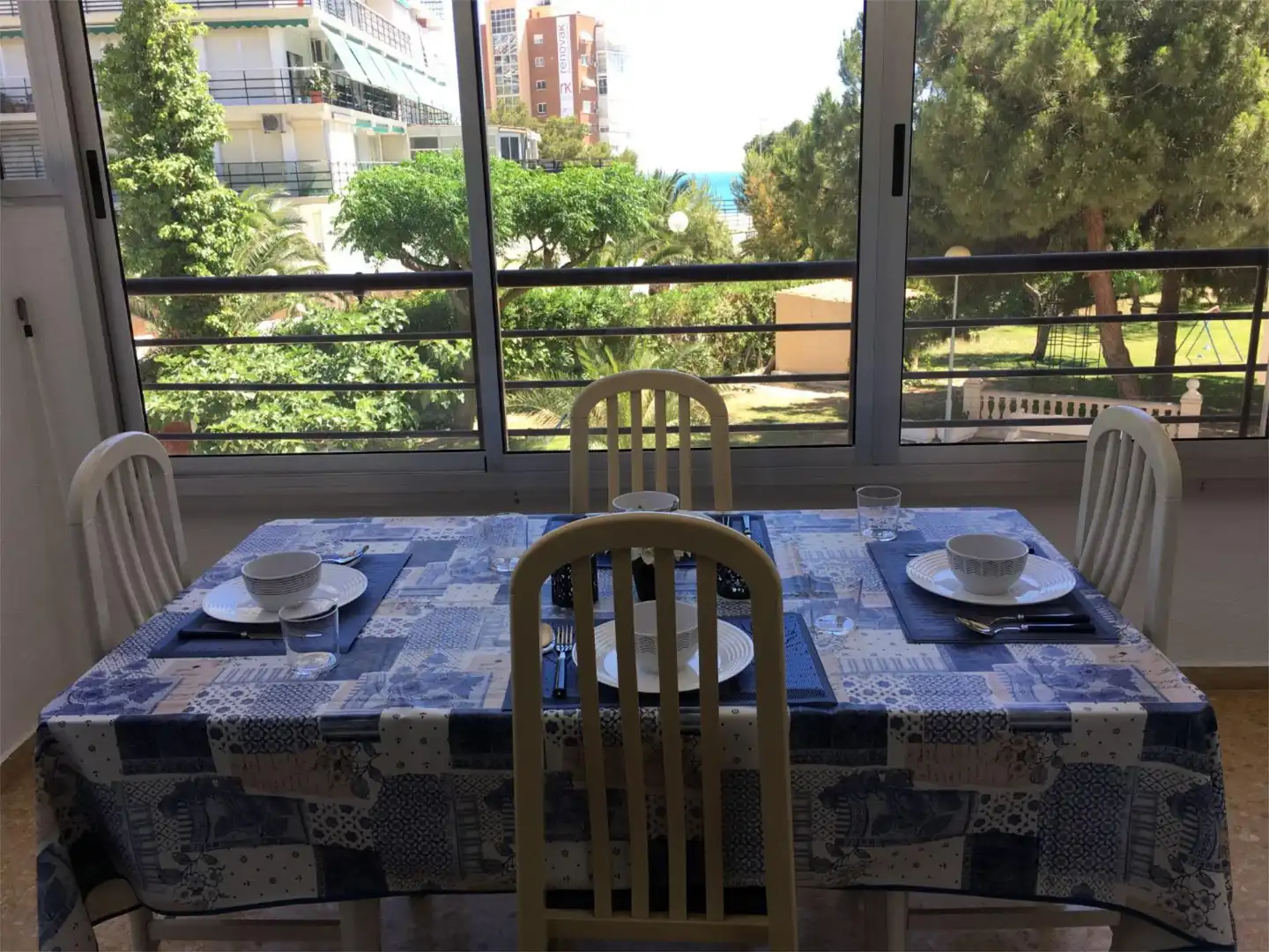Pis de lloguer a Calle Apolo, 6, Albufereta Menjador de Pis de lloguer en Alicante / Alacant amb Aire condicionat, Calefacció i Jardí privat