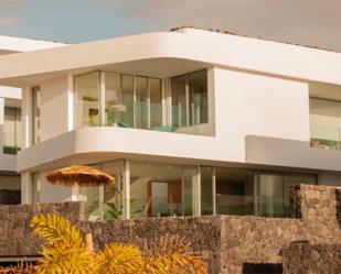 Vista exterior de Casa o xalet en venda en Adeje amb Aire condicionat, Terrassa i Piscina