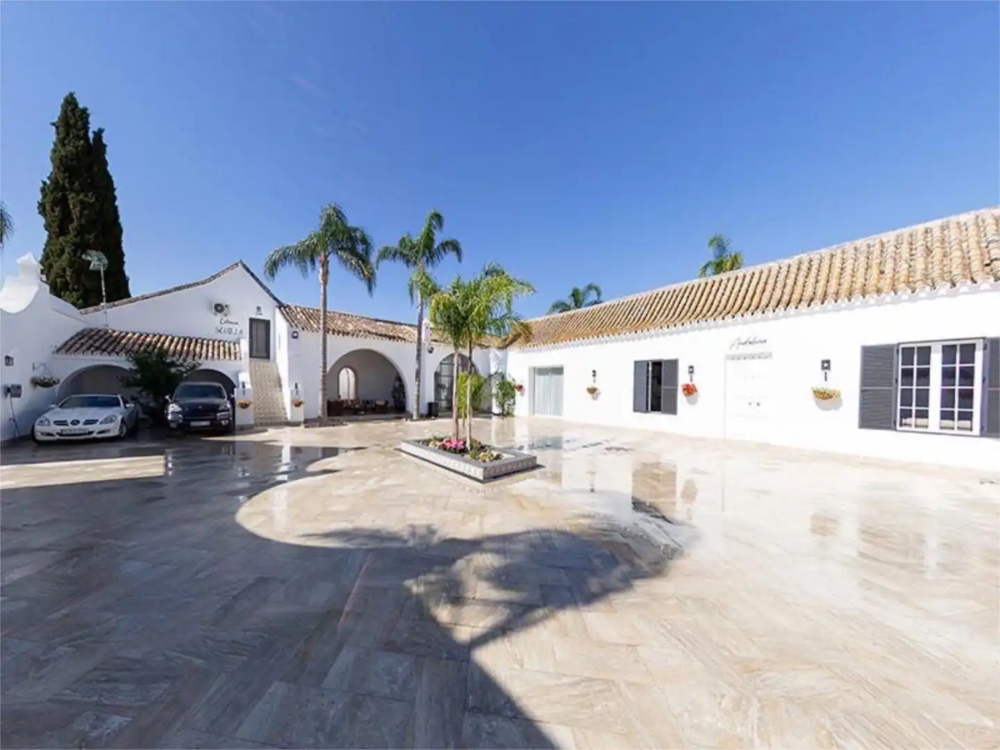 Vista exterior de Finca rústica en venda en Las Cabezas de San Juan amb Aire condicionat, Calefacció i Jardí privat