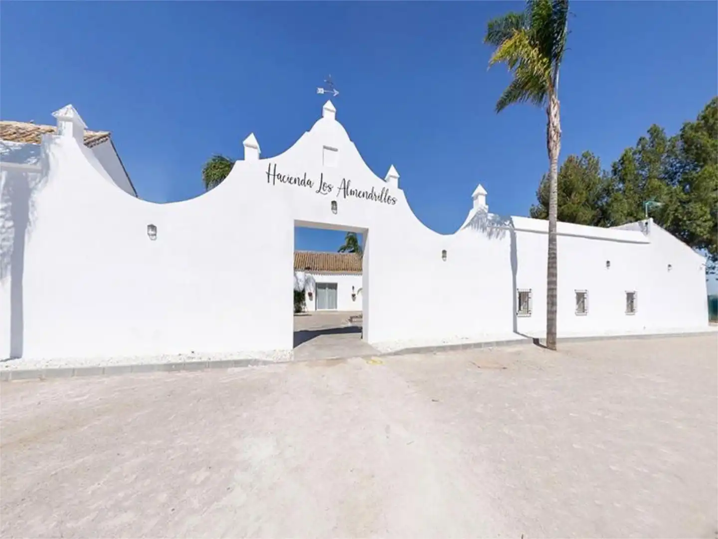Vista exterior de Finca rústica en venda en Las Cabezas de San Juan amb Aire condicionat, Calefacció i Jardí privat