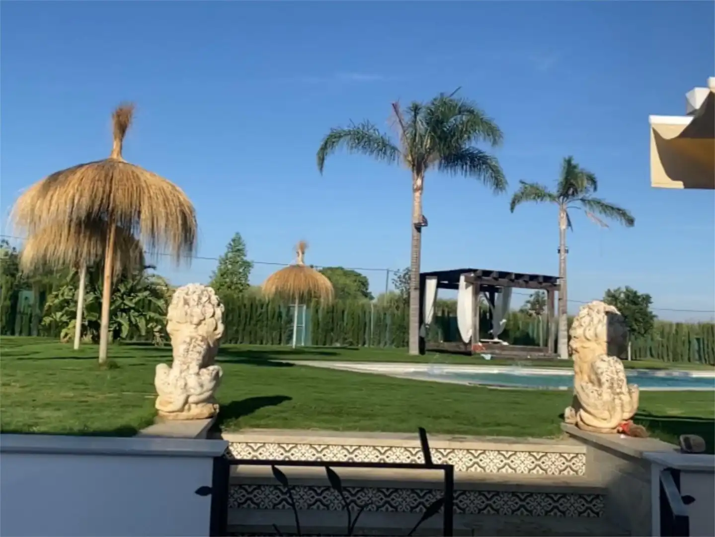 Jardí de Finca rústica en venda en Las Cabezas de San Juan amb Aire condicionat, Calefacció i Jardí privat