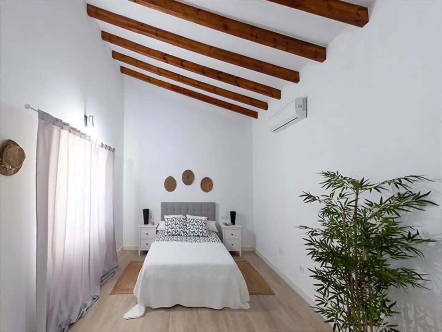 Dormitori de Finca rústica en venda en Las Cabezas de San Juan amb Aire condicionat, Calefacció i Jardí privat