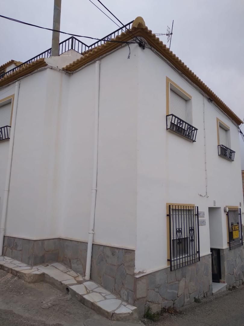 Vista exterior de Casa adosada en venda en Fines amb Terrassa