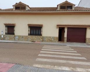 Vista exterior de Casa adosada en venda en Valdelacalzada amb Aire condicionat i Terrassa