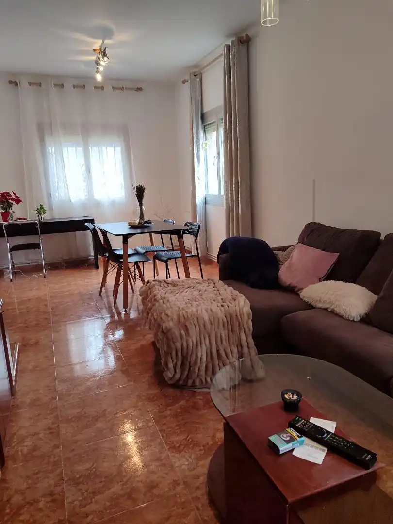 Habitación en Carrer d'Olesa, Navas Habitación de Casa o chalet para compartir en Barcelona con Calefacción, Jardín privado y Amueblado
