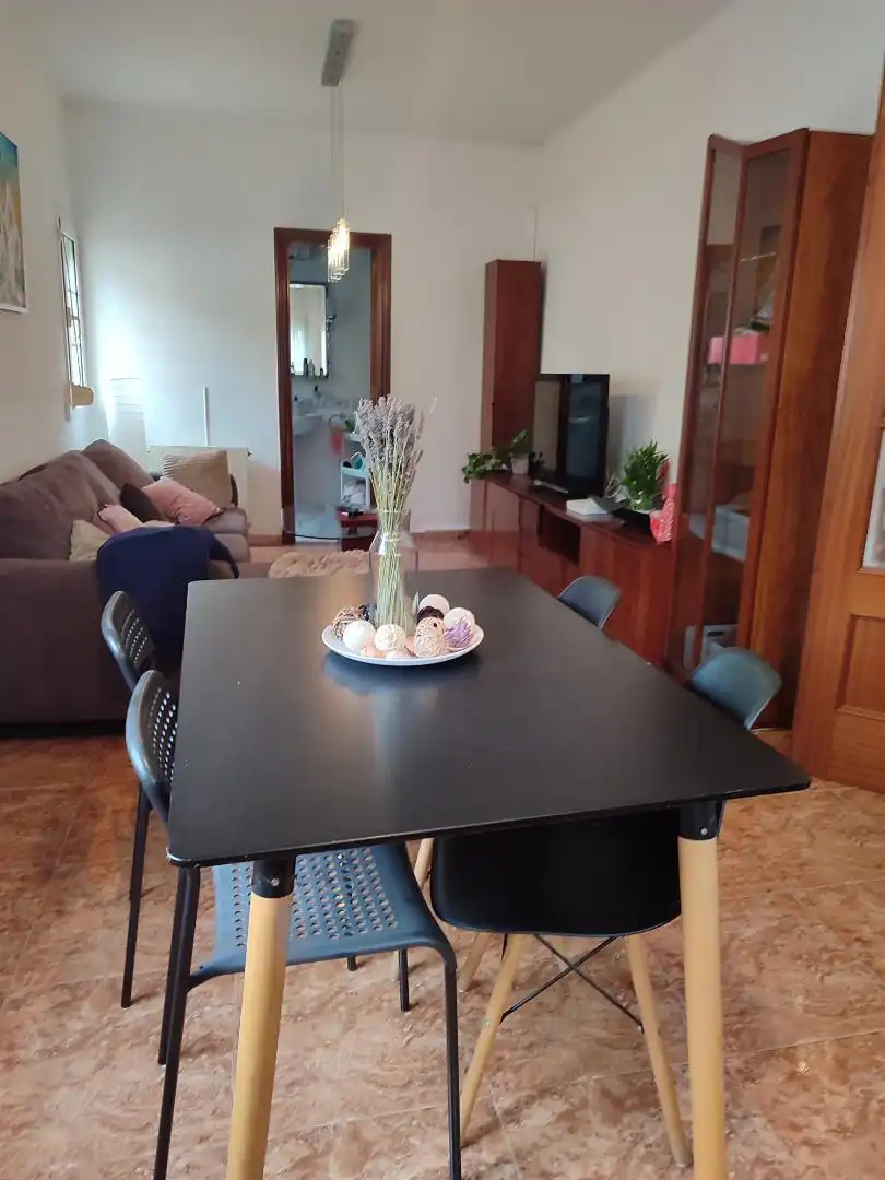 Habitación en Carrer d'Olesa, Navas Comedor de Casa o chalet para compartir en Barcelona con Calefacción, Jardín privado y Amueblado