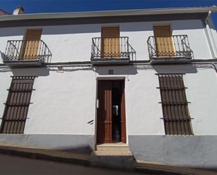 Vista exterior de Casa adosada en venda en Cabeza la Vaca amb Terrassa i Balcó