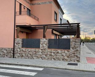 Vista exterior de Casa adosada en venda en Mairena del Alcor amb Aire condicionat, Terrassa i Balcó