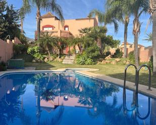 Jardí de Casa o xalet en venda en Marbella amb Aire condicionat, Terrassa i Piscina