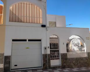 Vista exterior de Casa adosada en venda en Berja amb Aire condicionat, Terrassa i Balcó