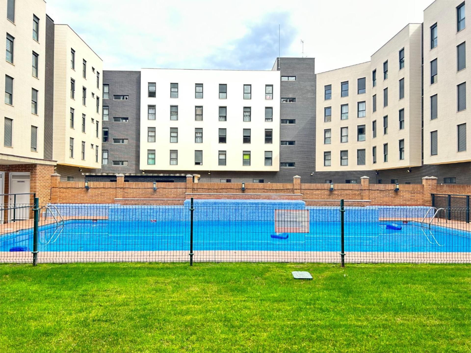 Swimming pool of Flat for sale in  Logroño  with Air Conditioner, Private garden and Parquet flooring