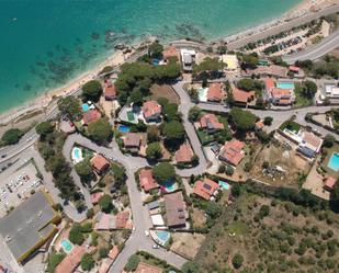 Vista exterior de Casa adosada en venda en Arenys de Mar amb Aire condicionat, Calefacció i Jardí privat