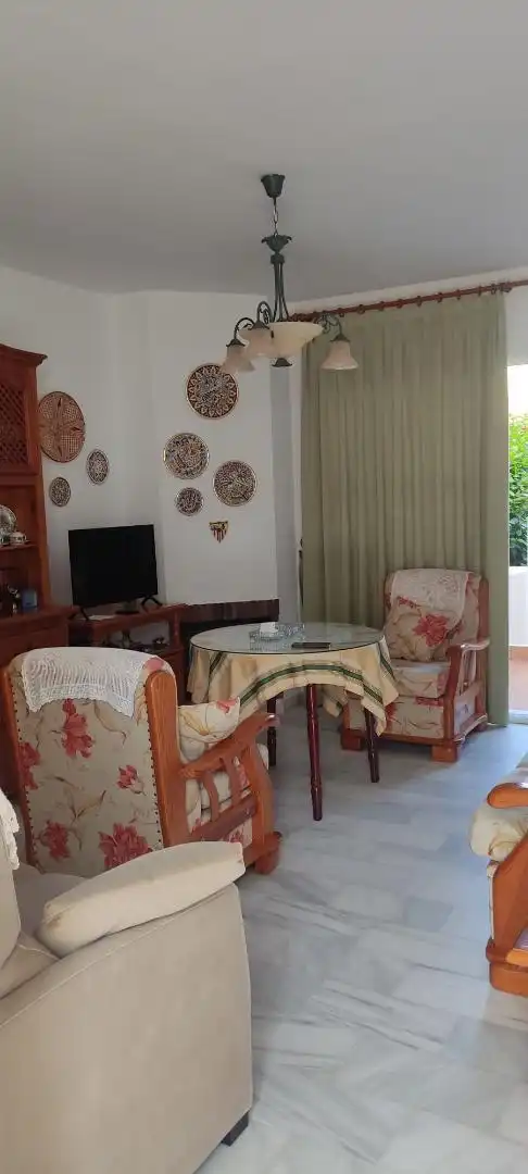 Casa adosada de lloguer a Avenida Catavino de Oro, 13, Bahia Luz - La Forestal Sala d'estar de Casa adosada de lloguer en Rota amb Jardí privat, Parquet i Terrassa