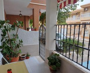 Vista exterior de Casa adosada en venda en Pilar de la Horadada amb Aire condicionat, Terrassa i Balcó