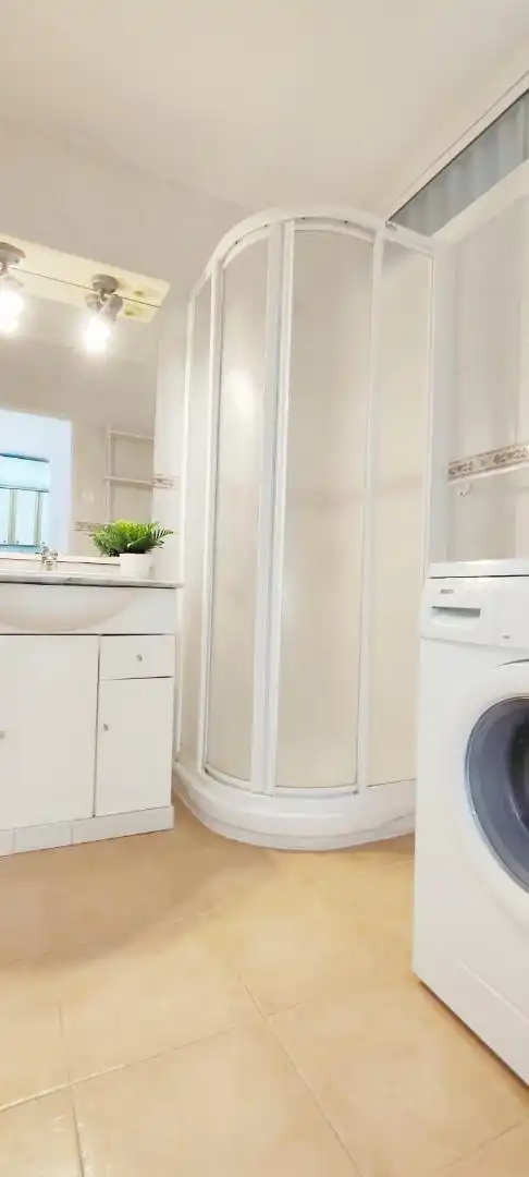 Badezimmer von Wohnungen zur Miete in Fuengirola mit Klimaanlage, Heizung und Terrasse