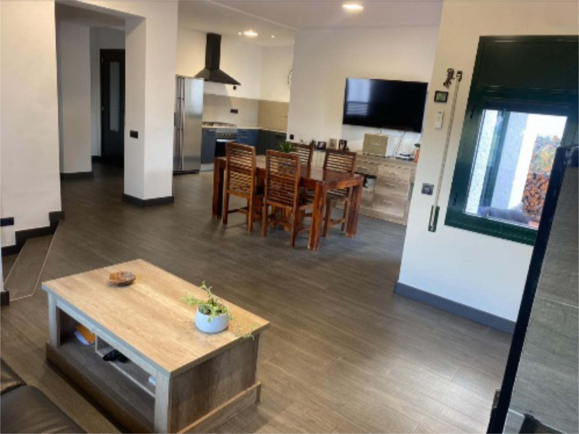Sala d'estar de Casa adosada en venda en Vallgorguina amb Aire condicionat, Terrassa i Piscina