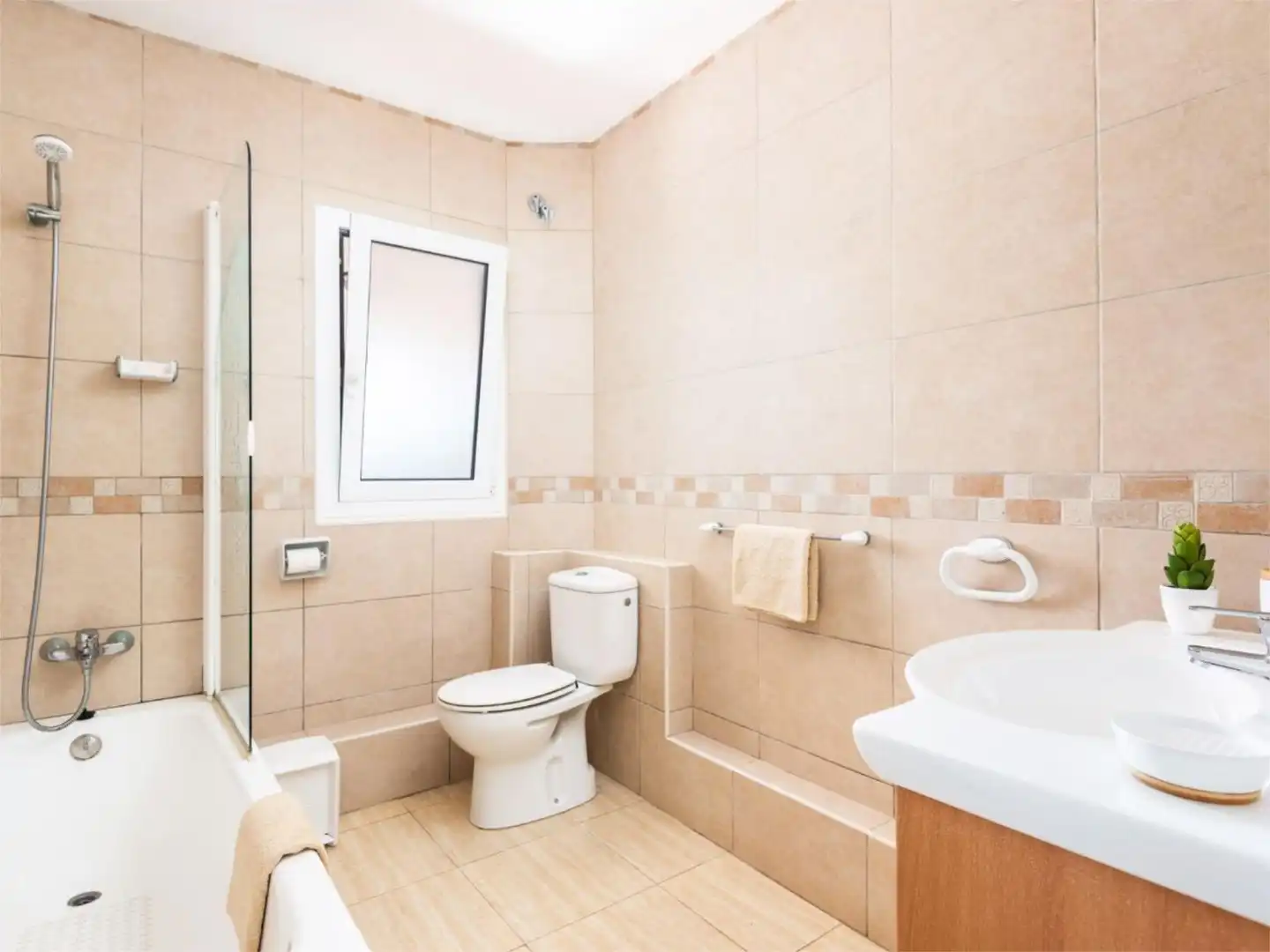 Casa o chalet de alquiler en Avinguda de Cala Blanca, 101, Cala Blanca Baño de Casa o chalet de alquiler en Ciutadella de Menorca con Aire acondicionado, Calefacción y Jardín privado